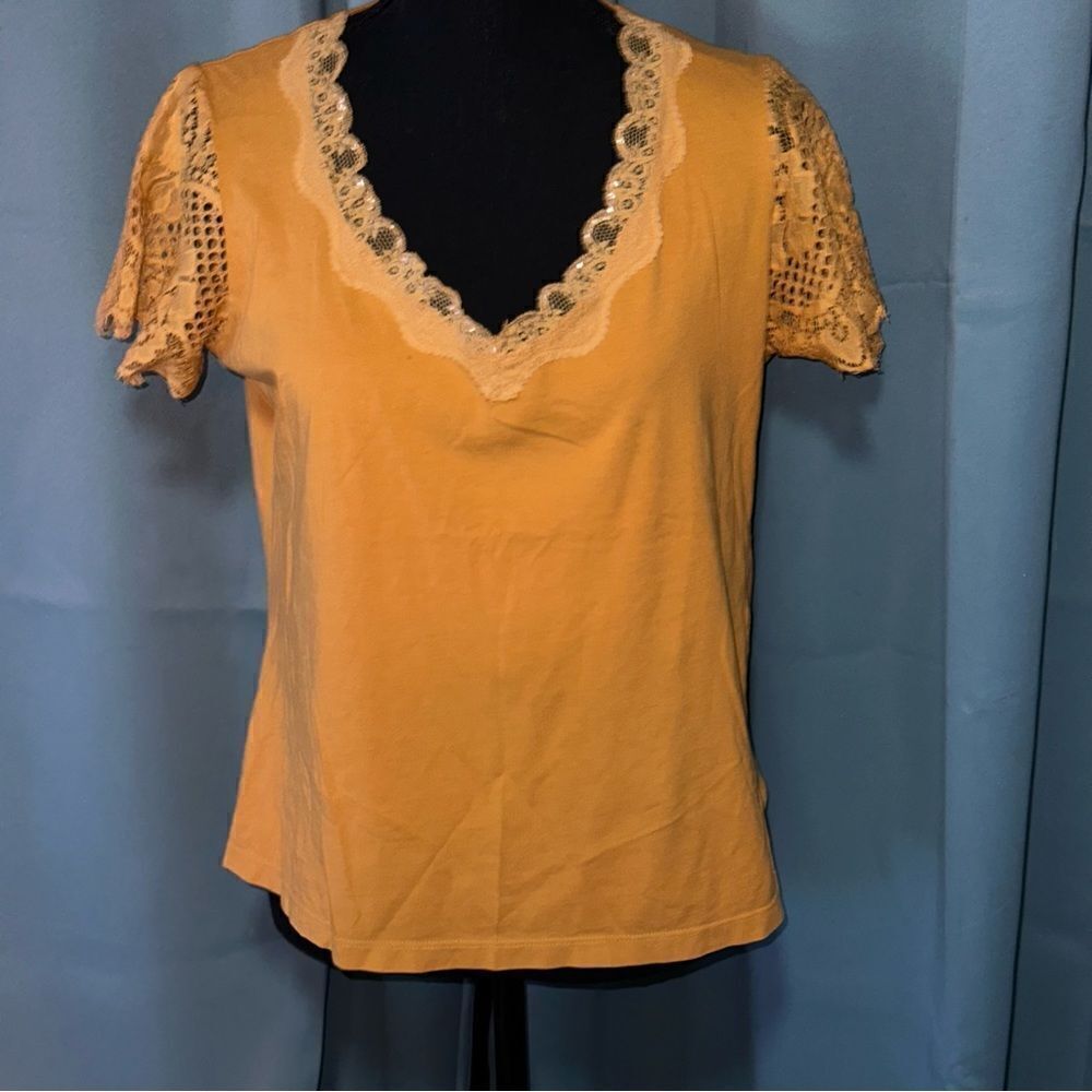 Punt roma Mustard colored lace sleeve t size M